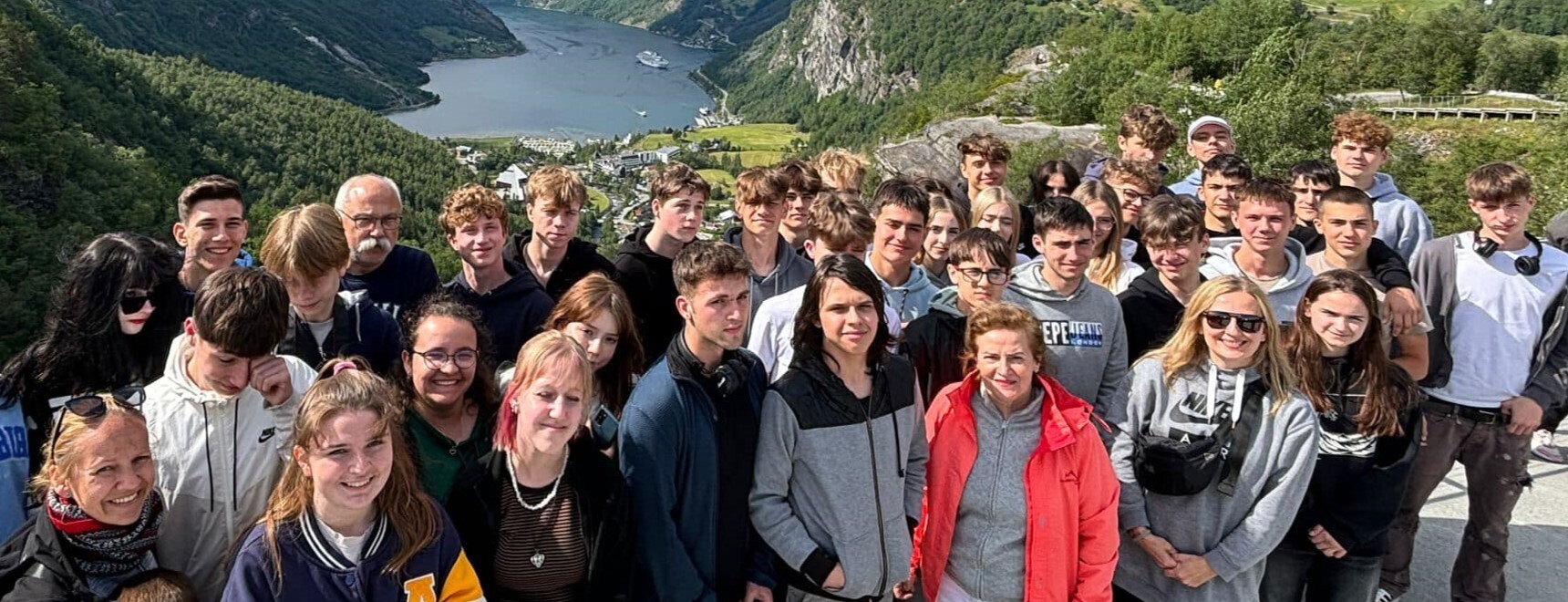 Uczniowie i nauczyciele podczas obozu naukowego do Norwegii