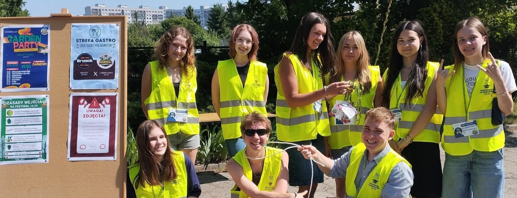 uczniowie podczas Garden Party