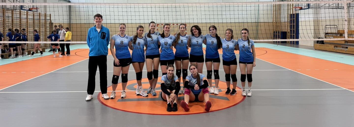 Szkolna drużyna siatkówki - drużyna dziewczyn