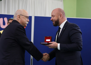Pan Paweł Mitura odbiera medal „Merito de Wratsilavia”