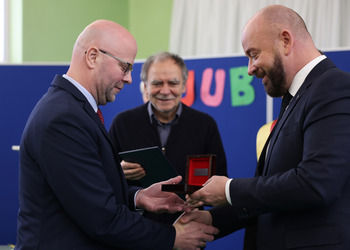 Tomasz Inglot przyjmuje medal „Merito de Wratsilavia” za zasługi na polu edukacji z rąk prezydenta Wrocławia Pana Jacka Sutryka
