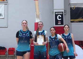 Uczennice podczas Mistrzostw Wrocławia Licealiady Młodzieży w koszykówce.