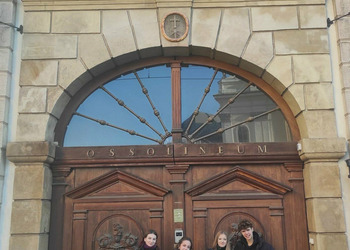 Uczniowie na tle wejścia do Zakładu Narodowego im. Ossolińskich we Wrocławiu