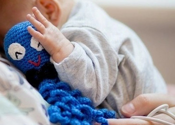 Wcześniak trzymający ośmiorniczkę