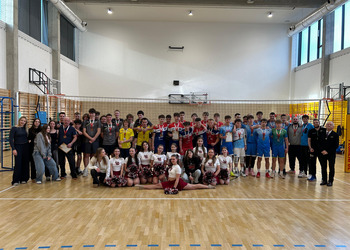 Skład zespołu LO VI piłki siatkowej chłopców z pozostałymi drużynami podczas turnieju finałowego Mistrzostw Wrocławia w siatkówce w LO nr XIII we Wrocławiu 