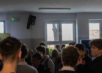 uczniowie podczas kolędowania w holu szkoły